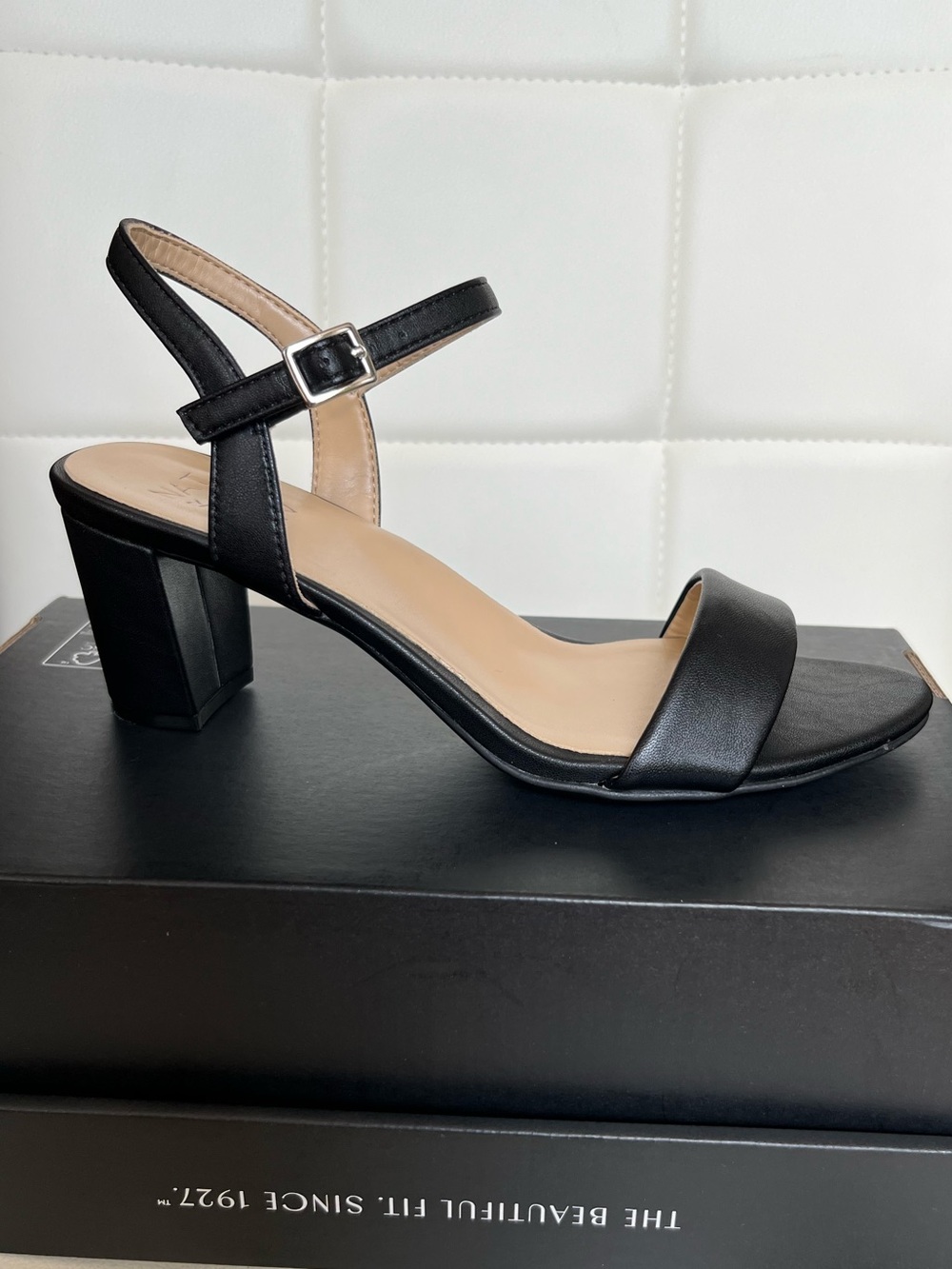 Naturalizer Bristol Black Smooth Faux leather Open-Toe Block Heel Sandals 7.5M
